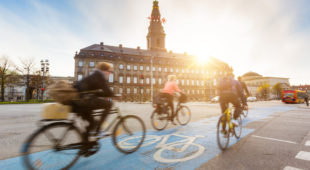 Regeringens afgiftslettelse på strøm gavner også dem med varmepumpe